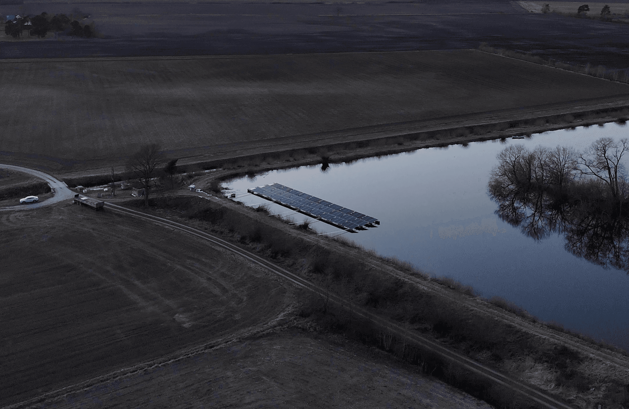 Sallmunds Gård irrigation pond with floating solar system
